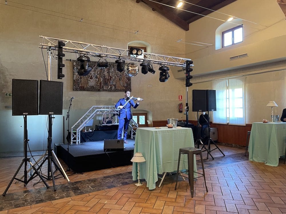 Escenario montado con iluminación y sonido para una cena de congreso, antes de abrir la sala.