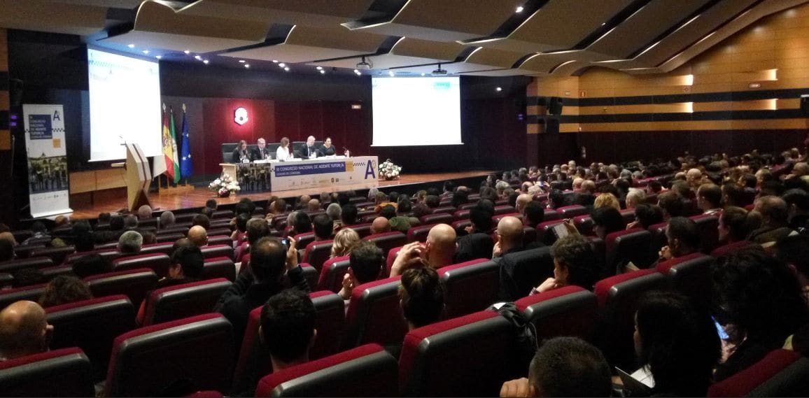 Auditorio lleno durante la mesa inaugural de un congreso.