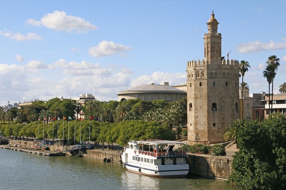 La Torre del Oro y el río Guadalquivir en Sevilla.