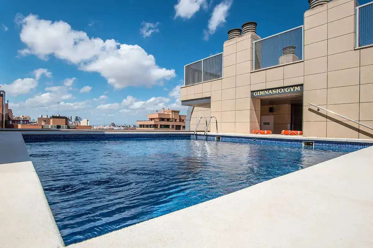 Piscina en la azotea de un hotel