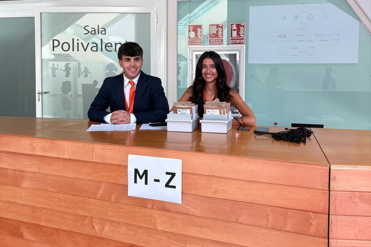 Mostrador de secretaría técnica en un congreso.